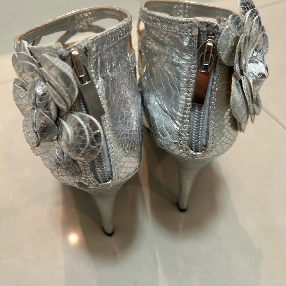Silver heels - Picture 6 of 6